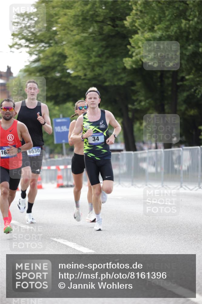 29.06.2025 - hella hamburg halbmarathon Jannik Wohlers http://msf.ph/oto/8161396 29.06.2025 09:39:53 Lombardsbrücke 34, 35, 52, 54, 2659, 6530, 9255, 9447, 10650, 12678, 14717, 15495, 16245, 16988, 19075 meine-sportfotos.de