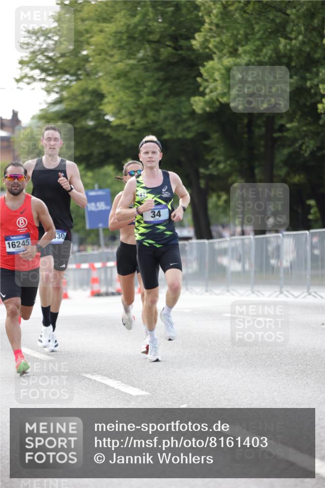 29.06.2025 - hella hamburg halbmarathon Jannik Wohlers http://msf.ph/oto/8161403 29.06.2025 09:39:53 Lombardsbrücke 34, 35, 52, 54, 2659, 6530, 9255, 9447, 10650, 12678, 14717, 15495, 16245, 16988, 19075 meine-sportfotos.de
