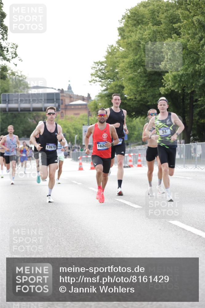 29.06.2025 - hella hamburg halbmarathon Jannik Wohlers http://msf.ph/oto/8161429 29.06.2025 09:39:53 Lombardsbrücke 34, 35, 52, 54, 2659, 6530, 9255, 9447, 10650, 12678, 14717, 15495, 16245, 16988, 19075 meine-sportfotos.de