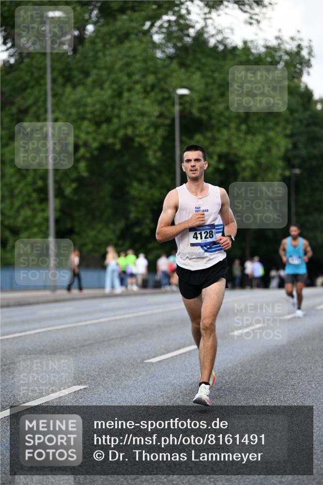 29.06.2025 - hella hamburg halbmarathon Dr. Thomas Lammeyer http://msf.ph/oto/8161491 29.06.2025 09:44:39 Kennedybrücke 2459, 4128, 4571, 9442, 10234, 10780, 11194 meine-sportfotos.de