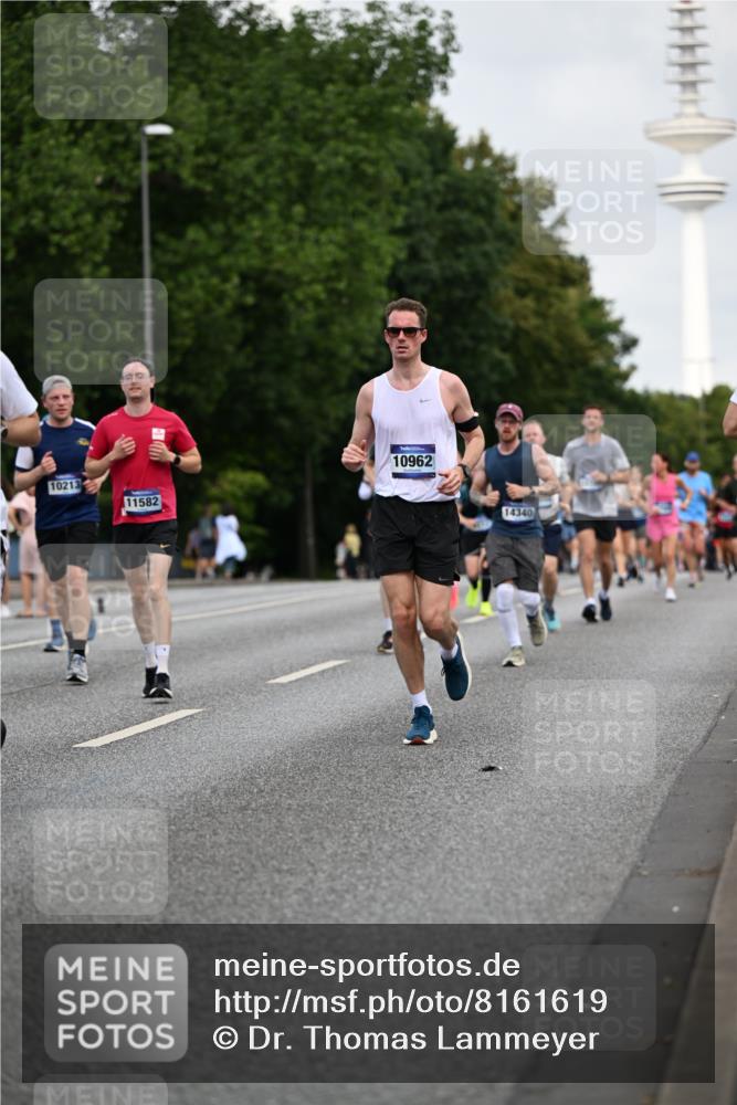 29.06.2025 - hella hamburg halbmarathon Dr. Thomas Lammeyer http://msf.ph/oto/8161619 29.06.2025 10:08:39 Kennedybrücke 1316, 1367, 1377, 1674, 2011, 2463, 2698, 3413, 4146, 4904, 5354, 5365, 5976, 6311, 6706, 6709, 8089, 8217, 10213, 10756, 10962 meine-sportfotos.de