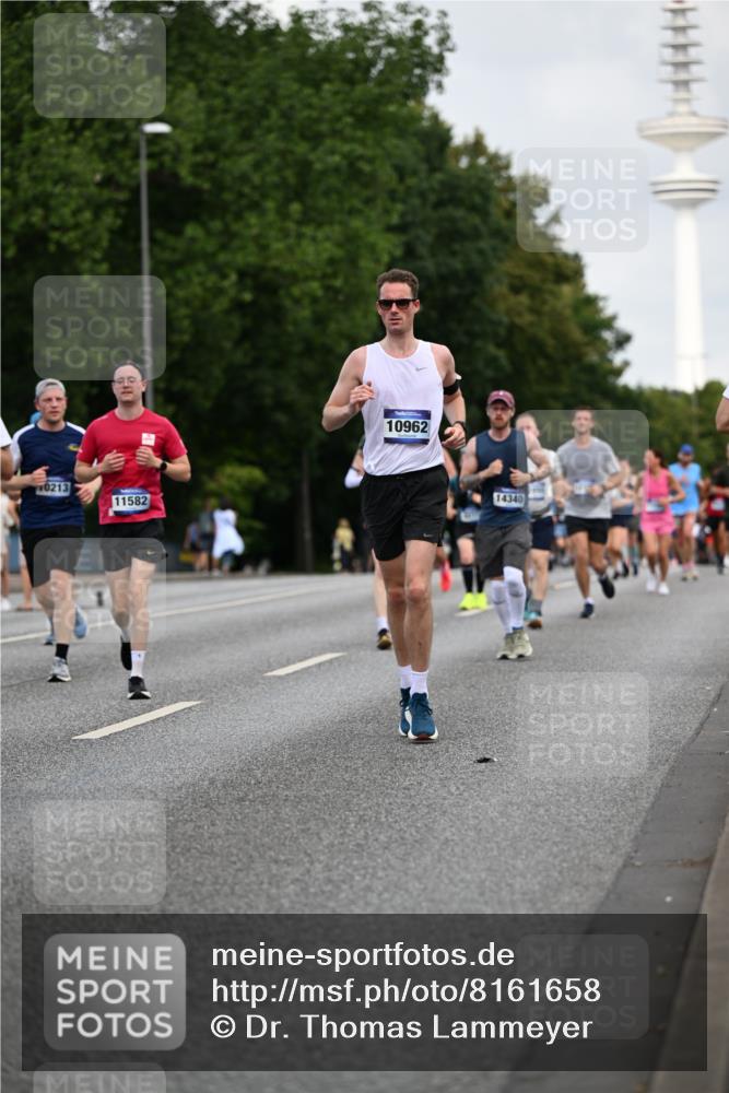 29.06.2025 - hella hamburg halbmarathon Dr. Thomas Lammeyer http://msf.ph/oto/8161658 29.06.2025 10:08:39 Kennedybrücke 1316, 1367, 1377, 1674, 2011, 2463, 2698, 3413, 4146, 4904, 5354, 5365, 5976, 6311, 6706, 6709, 8089, 8217, 10213, 10756, 10962 meine-sportfotos.de