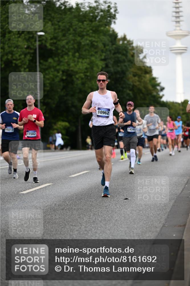 29.06.2025 - hella hamburg halbmarathon Dr. Thomas Lammeyer http://msf.ph/oto/8161692 29.06.2025 10:08:39 Kennedybrücke 1316, 1367, 1377, 1674, 2011, 2463, 2698, 3413, 4146, 4904, 5354, 5365, 5976, 6311, 6706, 6709, 8089, 8217, 10213, 10756, 10962 meine-sportfotos.de