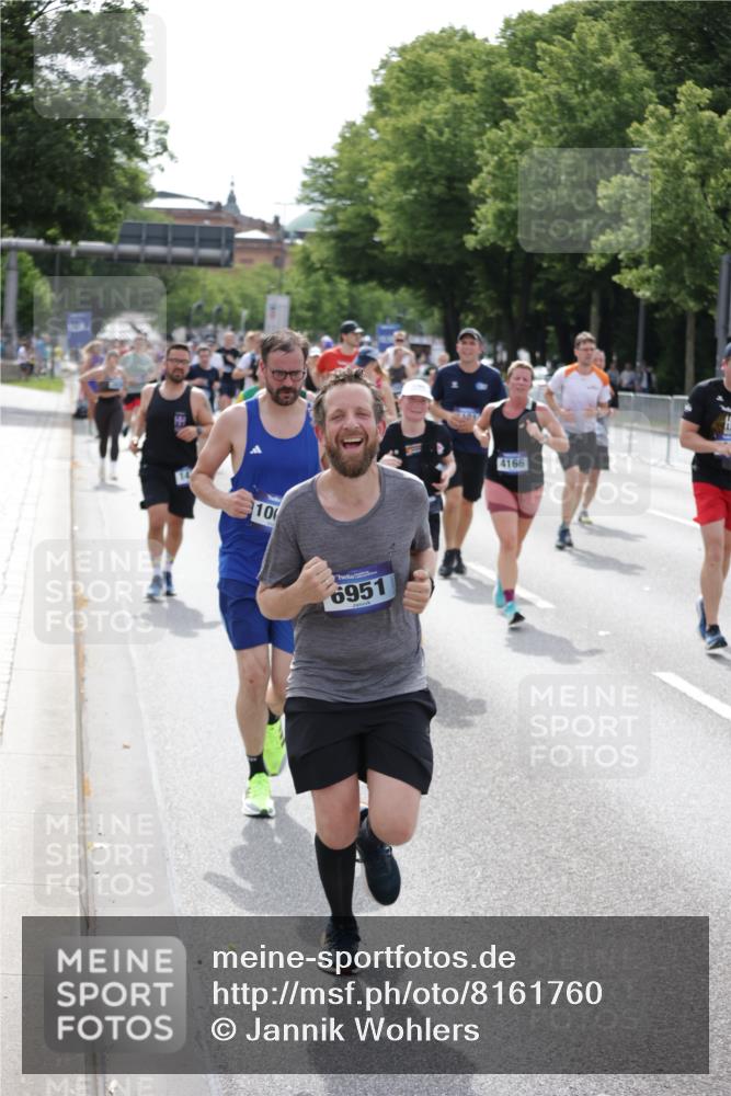 29.06.2025 - hella hamburg halbmarathon Jannik Wohlers http://msf.ph/oto/8161760 29.06.2025 10:20:04 Lombardsbrücke 1011, 1046, 1069, 1471, 1474, 2478, 3434, 3733, 3842, 4154, 4166, 4422, 4754, 4869, 5181, 5831, 5937, 6951, 7018, 7101, 7131, 8025, 8588, 9136, 9722, 9873, 10041, 10414, 10595, 10613, 10647, 10754, 11603, 11835, 11995, 12056, 12977, 13013, 14014, 14502, 14894, 15180, 15244, 15442, 15481, 15513, 16638, 17581, 17671, 17987, 18007, 19014, 19093 meine-sportfotos.de
