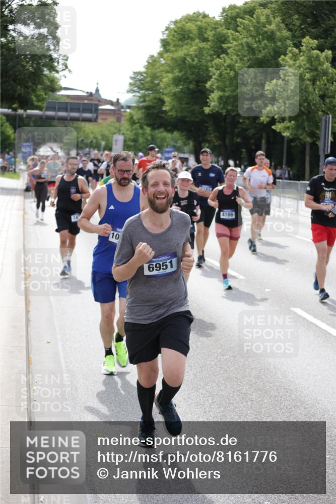29.06.2025 - hella hamburg halbmarathon Jannik Wohlers http://msf.ph/oto/8161776 29.06.2025 10:20:04 Lombardsbrücke 1011, 1046, 1069, 1471, 1474, 2478, 3434, 3733, 3842, 4154, 4166, 4422, 4754, 4869, 5181, 5831, 5937, 6951, 7018, 7101, 7131, 8025, 8588, 9136, 9722, 9873, 10041, 10414, 10595, 10613, 10647, 10754, 11603, 11835, 11995, 12056, 12977, 13013, 14014, 14502, 14894, 15180, 15244, 15442, 15481, 15513, 16638, 17581, 17671, 17987, 18007, 19014, 19093 meine-sportfotos.de