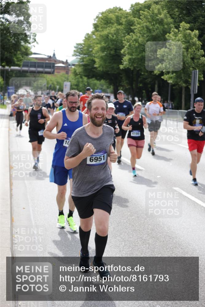 29.06.2025 - hella hamburg halbmarathon Jannik Wohlers http://msf.ph/oto/8161793 29.06.2025 10:20:04 Lombardsbrücke 1011, 1046, 1069, 1471, 1474, 2478, 3434, 3733, 3842, 4154, 4166, 4422, 4754, 4869, 5181, 5831, 5937, 6951, 7018, 7101, 7131, 8025, 8588, 9136, 9722, 9873, 10041, 10414, 10595, 10613, 10647, 10754, 11603, 11835, 11995, 12056, 12977, 13013, 14014, 14502, 14894, 15180, 15244, 15442, 15481, 15513, 16638, 17581, 17671, 17987, 18007, 19014, 19093 meine-sportfotos.de