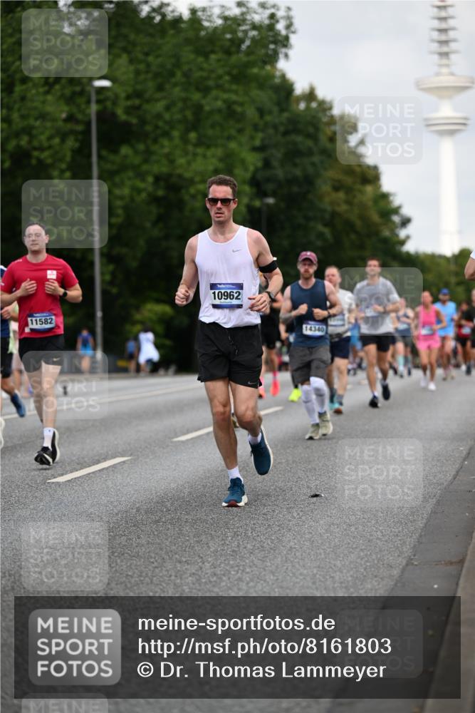 29.06.2025 - hella hamburg halbmarathon Dr. Thomas Lammeyer http://msf.ph/oto/8161803 29.06.2025 10:08:40 Kennedybrücke 1316, 1367, 1377, 1674, 2011, 2463, 2698, 3413, 4146, 4904, 5354, 5365, 5976, 6311, 6706, 6709, 8089, 8217, 10213, 10756, 10962 meine-sportfotos.de