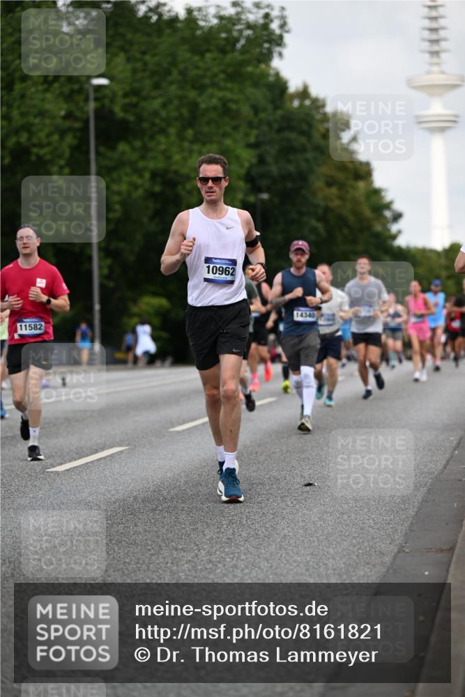 29.06.2025 - hella hamburg halbmarathon Dr. Thomas Lammeyer http://msf.ph/oto/8161821 29.06.2025 10:08:40 Kennedybrücke 1316, 1367, 1377, 1674, 2011, 2463, 2698, 3413, 4146, 4904, 5354, 5365, 5976, 6311, 6706, 6709, 8089, 8217, 10213, 10756, 10962 meine-sportfotos.de