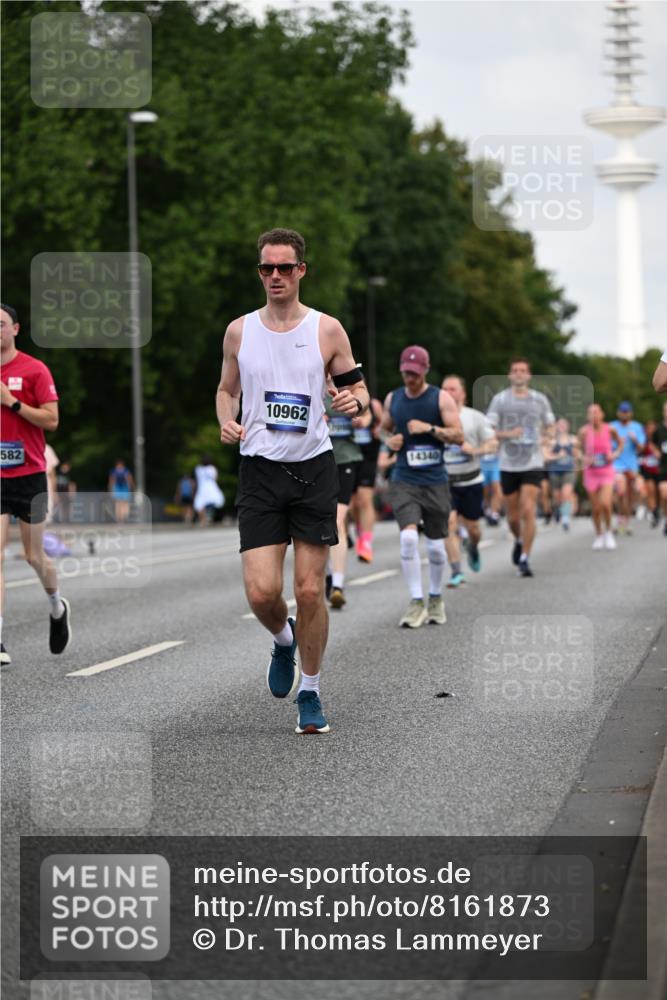 29.06.2025 - hella hamburg halbmarathon Dr. Thomas Lammeyer http://msf.ph/oto/8161873 29.06.2025 10:08:40 Kennedybrücke 1316, 1367, 1377, 1674, 2011, 2463, 2698, 3413, 4146, 4904, 5354, 5365, 5976, 6311, 6706, 6709, 8089, 8217, 10213, 10756, 10962 meine-sportfotos.de