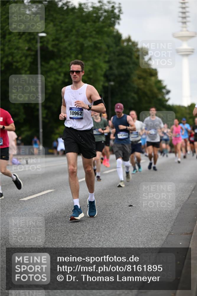 29.06.2025 - hella hamburg halbmarathon Dr. Thomas Lammeyer http://msf.ph/oto/8161895 29.06.2025 10:08:40 Kennedybrücke 1316, 1367, 1377, 1674, 2011, 2463, 2698, 3413, 4146, 4904, 5354, 5365, 5976, 6311, 6706, 6709, 8089, 8217, 10213, 10756, 10962 meine-sportfotos.de