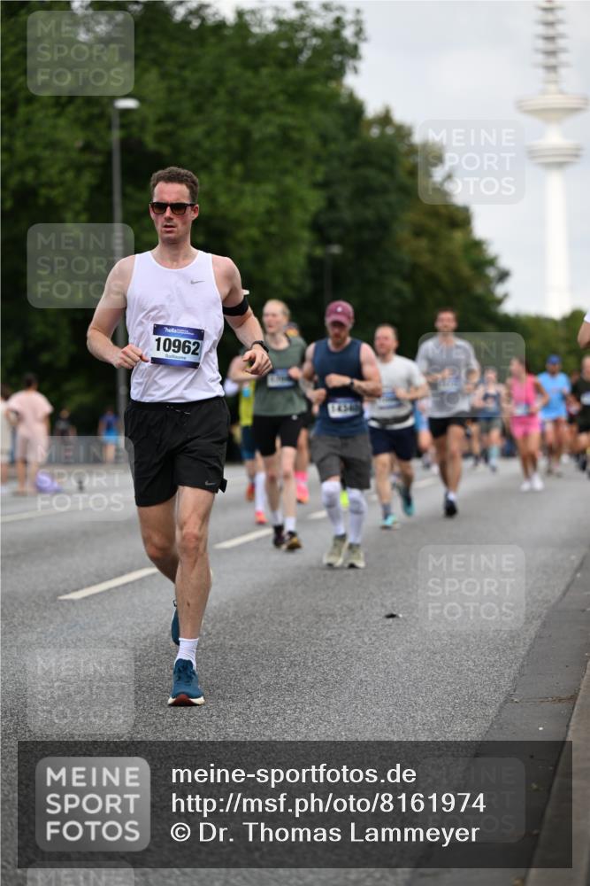 29.06.2025 - hella hamburg halbmarathon Dr. Thomas Lammeyer http://msf.ph/oto/8161974 29.06.2025 10:08:41 Kennedybrücke 1316, 1367, 1377, 1674, 2011, 2463, 2698, 3413, 4146, 4904, 5354, 5365, 5976, 6311, 6709, 8089, 8217, 9280, 10213, 10756, 10962 meine-sportfotos.de