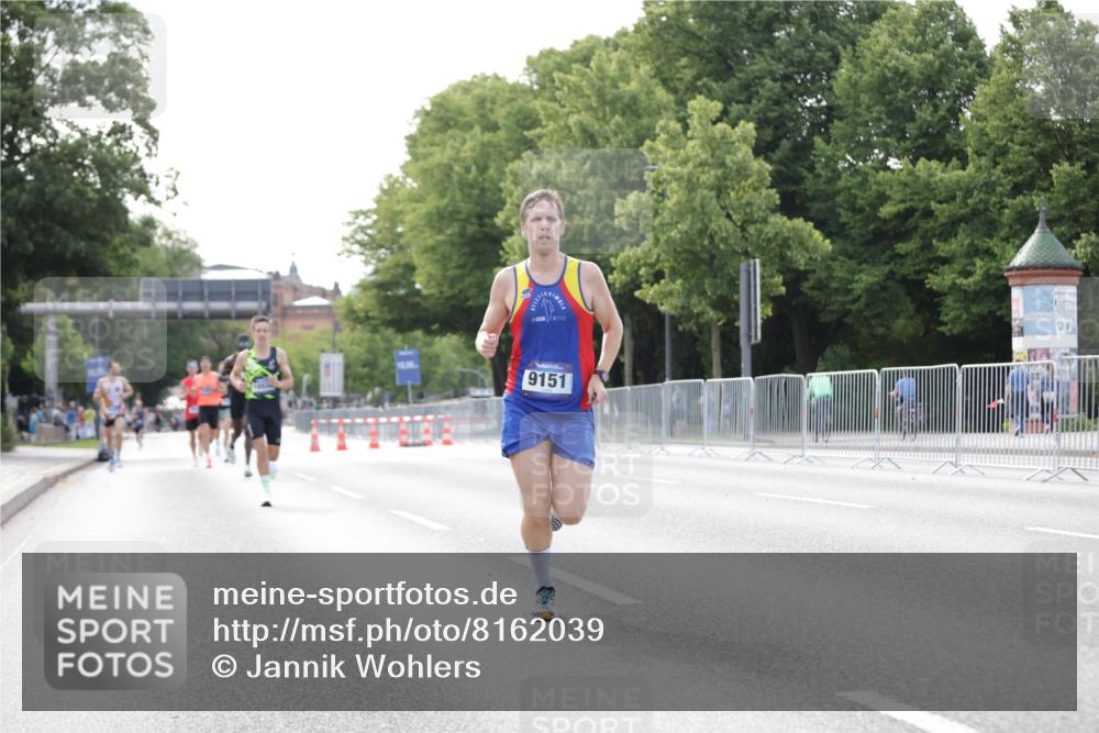 29.06.2025 - hella hamburg halbmarathon Jannik Wohlers http://msf.ph/oto/8162039 29.06.2025 09:40:04 Lombardsbrücke 34, 54, 6530, 9151, 9447, 10650, 12678, 14302, 15495, 16068, 16245, 16988, 18930, 19075 meine-sportfotos.de