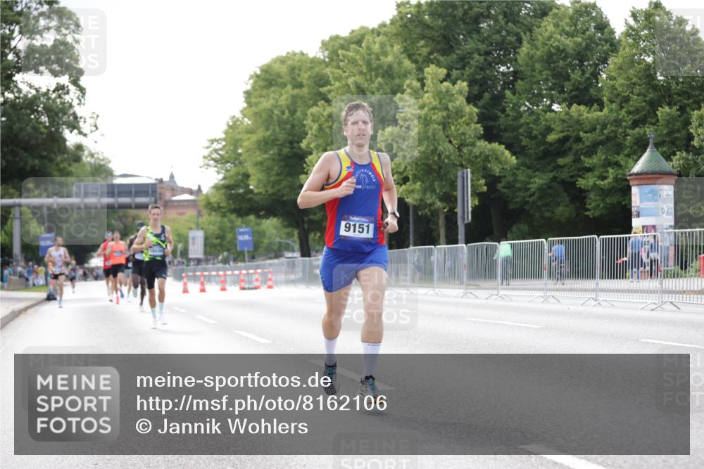 29.06.2025 - hella hamburg halbmarathon Jannik Wohlers http://msf.ph/oto/8162106 29.06.2025 09:40:05 Lombardsbrücke 34, 54, 6530, 9151, 9447, 11210, 12678, 14302, 15495, 16068, 16245, 16988, 18930, 19075 meine-sportfotos.de