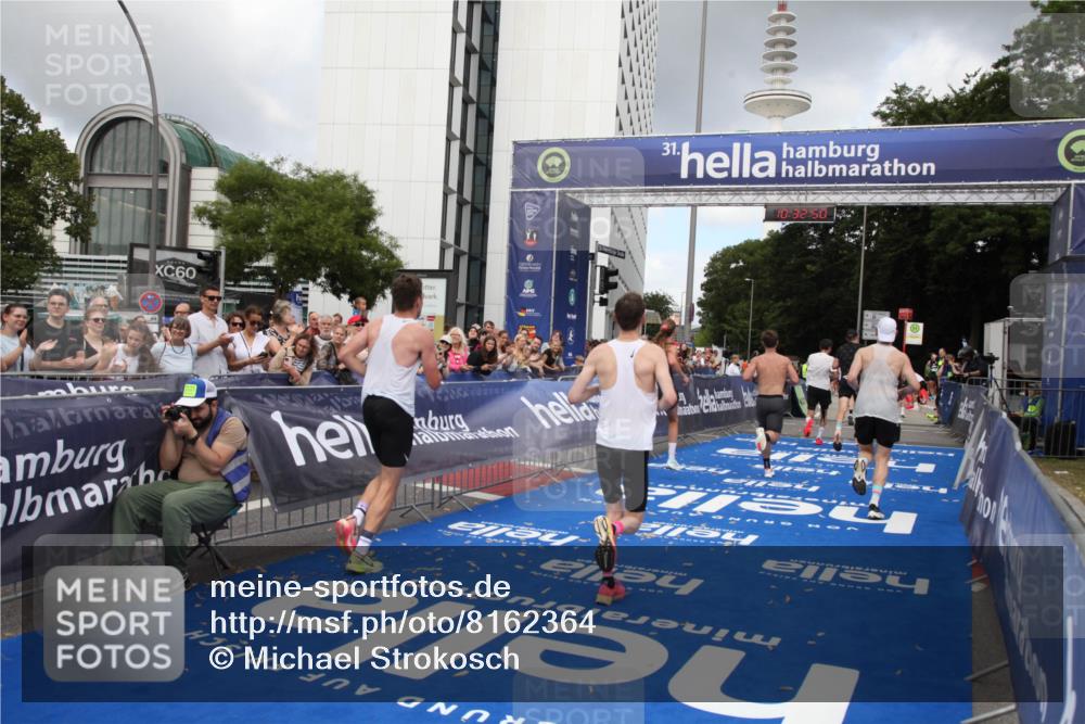 29.06.2025 - hella hamburg halbmarathon Michael Strokosch http://msf.ph/oto/8162364 29.06.2025 10:32:49 Ziel 7965, 8062, 12987, 13686, 13961, 14028, 15054, 17117, 17151 meine-sportfotos.de