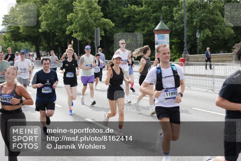 29.06.2025 - hella hamburg halbmarathon Jannik Wohlers http://msf.ph/oto/8162414 29.06.2025 10:20:11 Lombardsbrücke 1011, 1471, 2053, 2101, 2325, 2478, 2834, 3733, 3781, 4154, 4166, 4288, 4422, 4754, 4869, 5181, 5625, 6951, 7131, 8588, 9722, 10041, 10613, 10647, 11100, 11603, 11835, 11995, 12056, 12977, 14500, 14502, 14503, 14894, 15180, 15244, 15442, 15513, 16135, 16254, 16638, 17581, 17671, 17987, 18007, 18423, 18908, 19014, 19093 meine-sportfotos.de