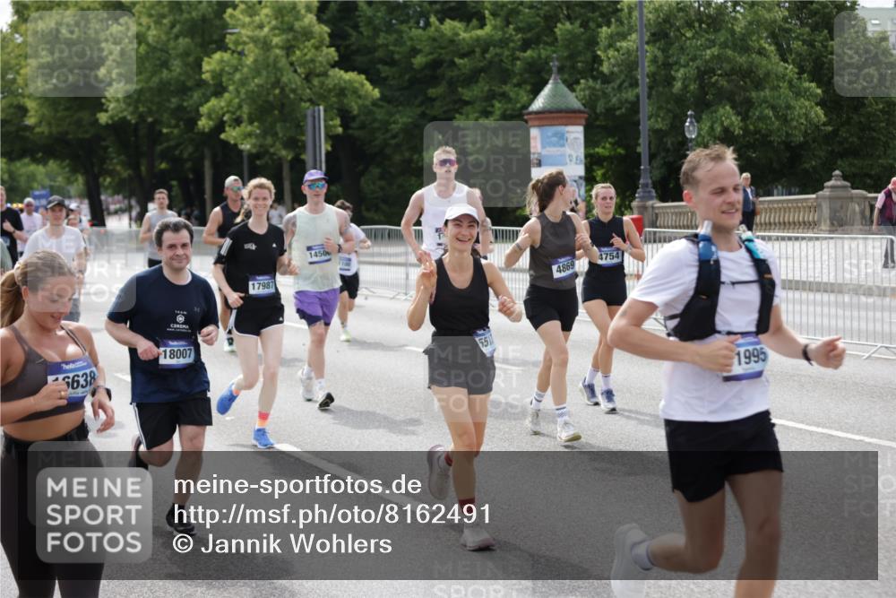 29.06.2025 - hella hamburg halbmarathon Jannik Wohlers http://msf.ph/oto/8162491 29.06.2025 10:20:11 Lombardsbrücke 1011, 1471, 2053, 2101, 2325, 2478, 2834, 3733, 3781, 4154, 4166, 4288, 4422, 4754, 4869, 5181, 5625, 6951, 7131, 8588, 9722, 10041, 10613, 10647, 11100, 11603, 11835, 11995, 12056, 12977, 14500, 14502, 14503, 14894, 15180, 15244, 15442, 15513, 16135, 16254, 16638, 17581, 17671, 17987, 18007, 18423, 18908, 19014, 19093 meine-sportfotos.de
