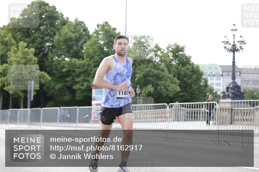 29.06.2025 - hella hamburg halbmarathon Jannik Wohlers http://msf.ph/oto/8162917 29.06.2025 09:40:16 Lombardsbrücke 5253, 6816, 9151, 9475, 11210, 11829, 12373, 16068, 18930 meine-sportfotos.de
