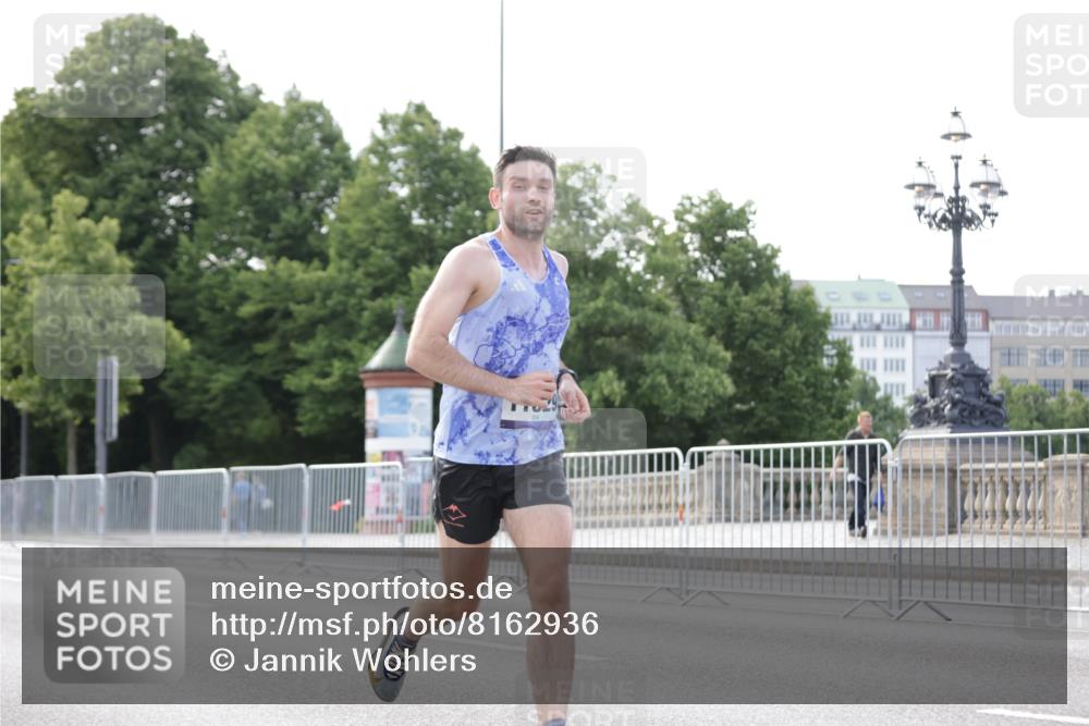 29.06.2025 - hella hamburg halbmarathon Jannik Wohlers http://msf.ph/oto/8162936 29.06.2025 09:40:16 Lombardsbrücke 5253, 6816, 9151, 9475, 11210, 11829, 12373, 16068, 18930 meine-sportfotos.de