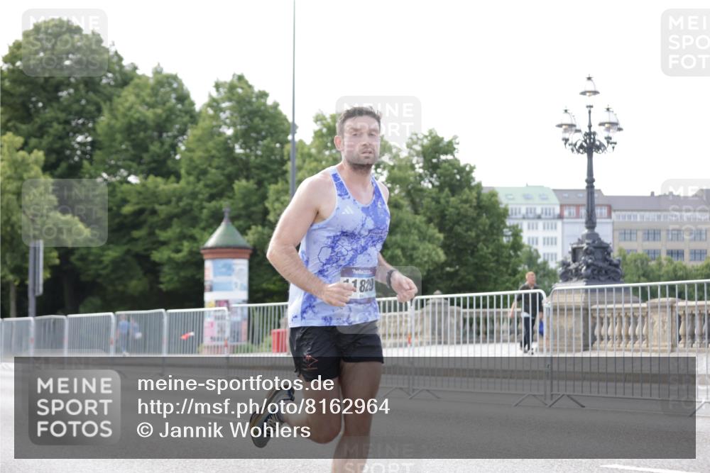29.06.2025 - hella hamburg halbmarathon Jannik Wohlers http://msf.ph/oto/8162964 29.06.2025 09:40:16 Lombardsbrücke 5253, 6816, 9151, 9475, 11210, 11829, 12373, 16068, 18930 meine-sportfotos.de