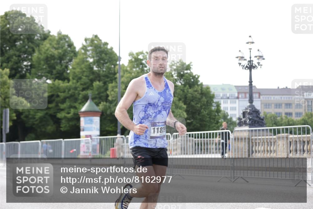 29.06.2025 - hella hamburg halbmarathon Jannik Wohlers http://msf.ph/oto/8162977 29.06.2025 09:40:16 Lombardsbrücke 5253, 6816, 9151, 9475, 11210, 11829, 12373, 16068, 18930 meine-sportfotos.de