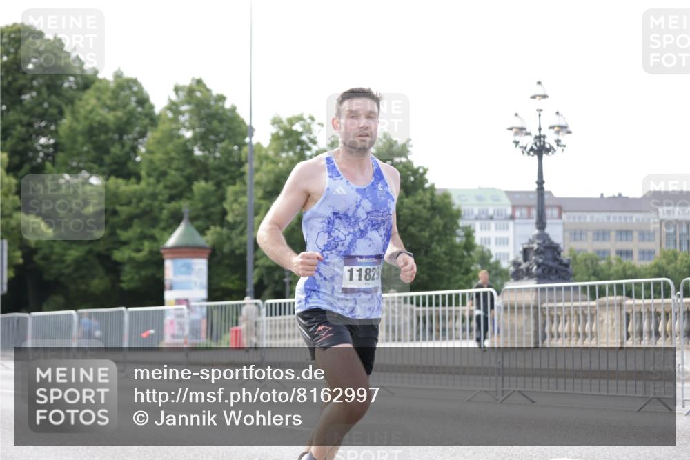29.06.2025 - hella hamburg halbmarathon Jannik Wohlers http://msf.ph/oto/8162997 29.06.2025 09:40:16 Lombardsbrücke 5253, 6816, 9151, 9475, 11210, 11829, 12373, 16068, 18930 meine-sportfotos.de