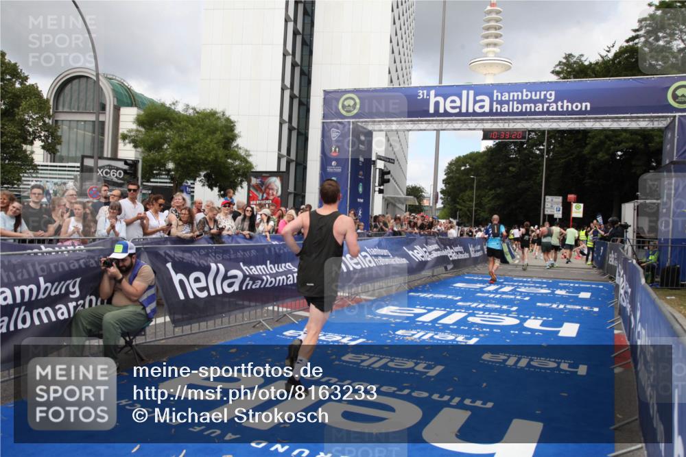 29.06.2025 - hella hamburg halbmarathon Michael Strokosch http://msf.ph/oto/8163233 29.06.2025 10:33:18 Ziel 1910, 1959, 6473, 7723, 9047, 14167, 17175, 18455 meine-sportfotos.de