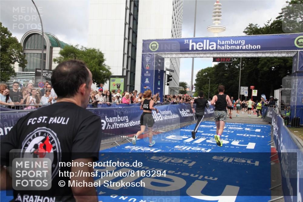 29.06.2025 - hella hamburg halbmarathon Michael Strokosch http://msf.ph/oto/8163294 29.06.2025 10:33:21 Ziel 1959, 4679, 7723, 9047, 14167, 16881, 17175, 18455 meine-sportfotos.de