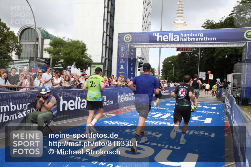 29.06.2025 - hella hamburg halbmarathon Michael Strokosch http://msf.ph/oto/8163351 29.06.2025 10:33:22 Ziel 1959, 4679, 7723, 9047, 14167, 16881, 17175, 18455 meine-sportfotos.de