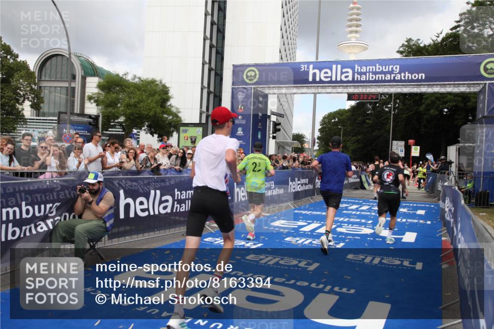 29.06.2025 - hella hamburg halbmarathon Michael Strokosch http://msf.ph/oto/8163394 29.06.2025 10:33:23 Ziel 1959, 4679, 7723, 9047, 14167, 16881, 17175, 18455 meine-sportfotos.de