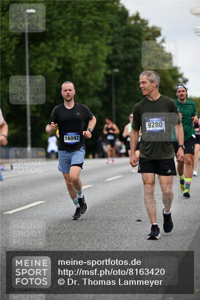 29.06.2025 - hella hamburg halbmarathon Dr. Thomas Lammeyer http://msf.ph/oto/8163420 29.06.2025 10:08:55 Kennedybrücke 1126, 1316, 1347, 1559, 2011, 2424, 2463, 2540, 2698, 2852, 3994, 4146, 4293, 4538, 4904, 6311, 7017, 8089, 8217, 9280, 10100, 10213, 10709, 10834, 11088 meine-sportfotos.de