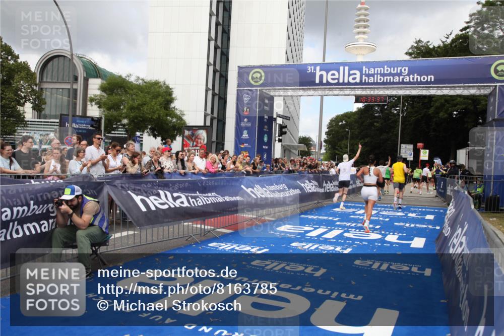 29.06.2025 - hella hamburg halbmarathon Michael Strokosch http://msf.ph/oto/8163785 29.06.2025 10:33:36 Ziel 1053, 4602, 8312, 15326, 16931, 18731, 18854 meine-sportfotos.de