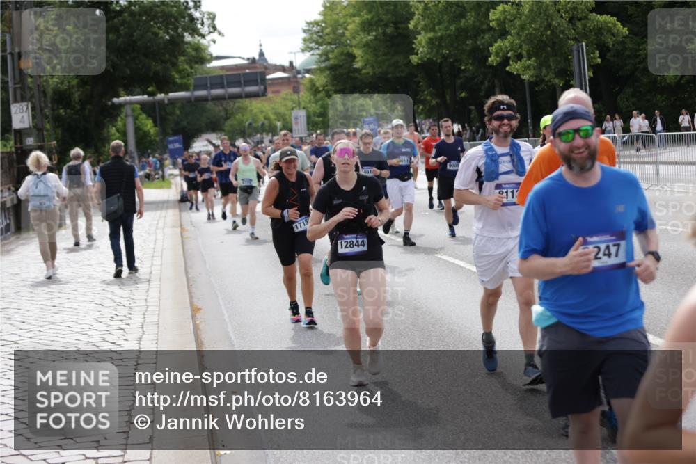 29.06.2025 - hella hamburg halbmarathon Jannik Wohlers http://msf.ph/oto/8163964 29.06.2025 10:20:26 Lombardsbrücke 2053, 2101, 2325, 2834, 2923, 2945, 3247, 3781, 4082, 4288, 4350, 5041, 5625, 6608, 8113, 8724, 8940, 9005, 9011, 9236, 9981, 10050, 10350, 11100, 11145, 12844, 14138, 14157, 14246, 14342, 14344, 14500, 14503, 14610, 14611, 14615, 14670, 14986, 15913, 16135, 16254, 16950, 17095, 17155, 17832, 18141, 18397, 18423, 18620, 18908, 19124, 19125, 19131, 19132 meine-sportfotos.de