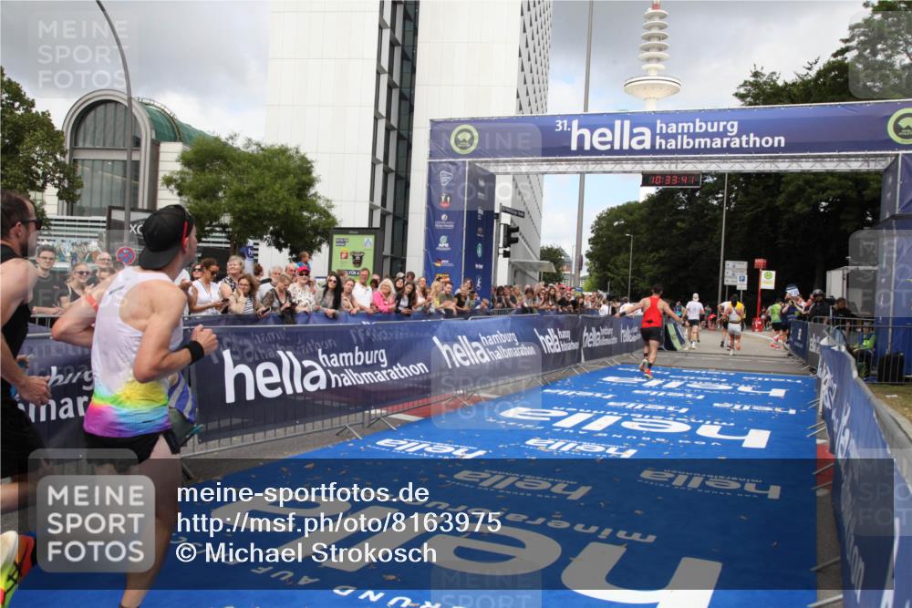 29.06.2025 - hella hamburg halbmarathon Michael Strokosch http://msf.ph/oto/8163975 29.06.2025 10:33:40 Ziel 1053, 1396, 2836, 8312, 12595, 14975, 17191, 18854 meine-sportfotos.de