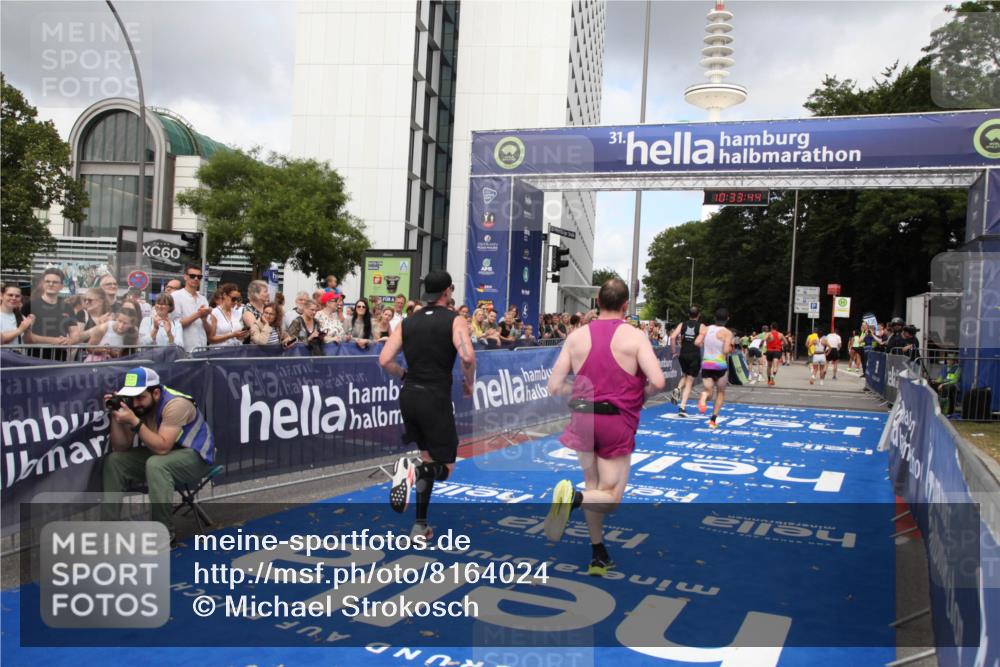 29.06.2025 - hella hamburg halbmarathon Michael Strokosch http://msf.ph/oto/8164024 29.06.2025 10:33:43 Ziel 1053, 1396, 2836, 8312, 12595, 14975, 16755, 17191 meine-sportfotos.de