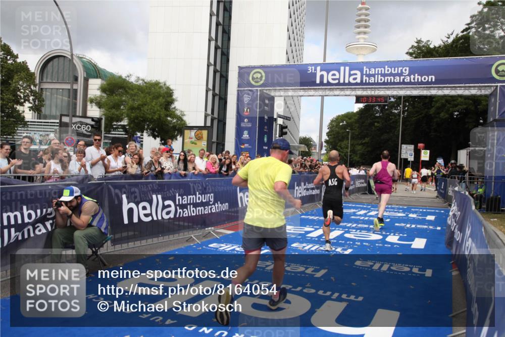 29.06.2025 - hella hamburg halbmarathon Michael Strokosch http://msf.ph/oto/8164054 29.06.2025 10:33:44 Ziel 1053, 1396, 2836, 8312, 12595, 14975, 16755, 17191 meine-sportfotos.de