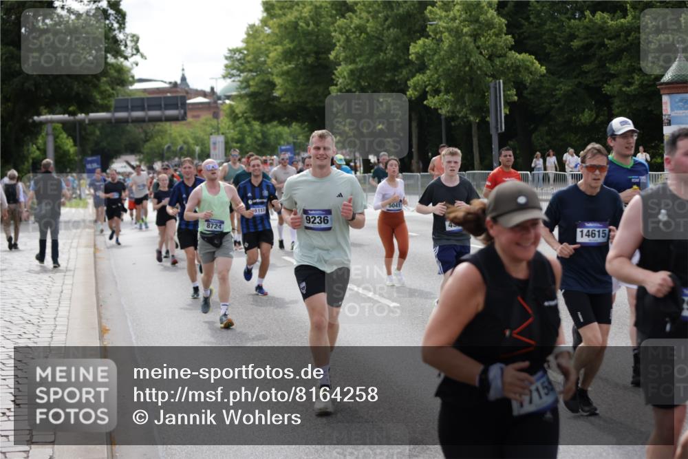 29.06.2025 - hella hamburg halbmarathon Jannik Wohlers http://msf.ph/oto/8164258 29.06.2025 10:20:30 Lombardsbrücke 2101, 2325, 2923, 2945, 3247, 3813, 4082, 4350, 5041, 5061, 6608, 8113, 8724, 8940, 9005, 9011, 9236, 9981, 10050, 10350, 10585, 11145, 12694, 12844, 13508, 14138, 14157, 14246, 14342, 14344, 14610, 14611, 14615, 14670, 14986, 15020, 15470, 15913, 16256, 16896, 16950, 17035, 17095, 17155, 17367, 17832, 18141, 18305, 18397, 18620, 19124, 19125, 19131, 19132 meine-sportfotos.de