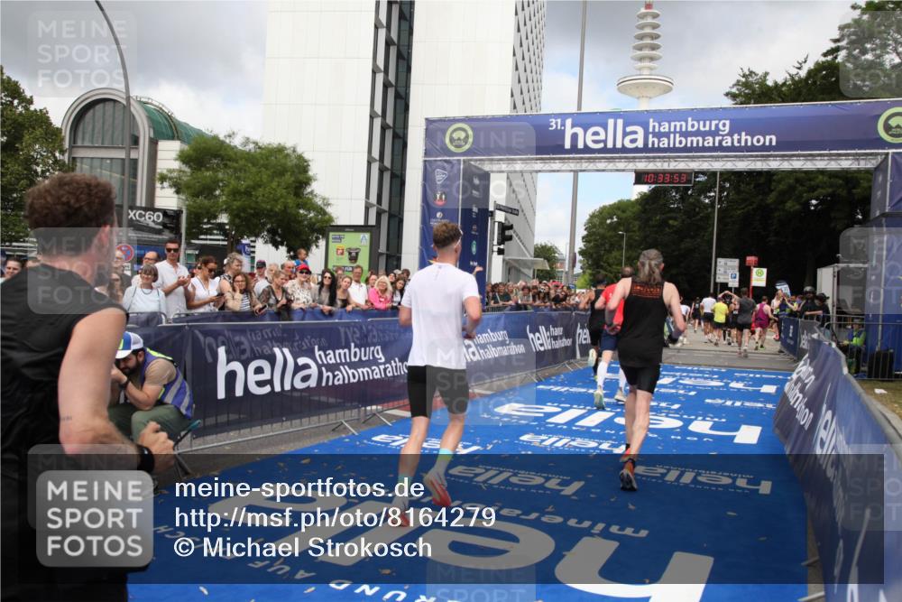 29.06.2025 - hella hamburg halbmarathon Michael Strokosch http://msf.ph/oto/8164279 29.06.2025 10:33:51 Ziel 1743, 2228, 2243, 2746, 4246, 5193, 13771, 14310, 14466, 16243, 16755 meine-sportfotos.de