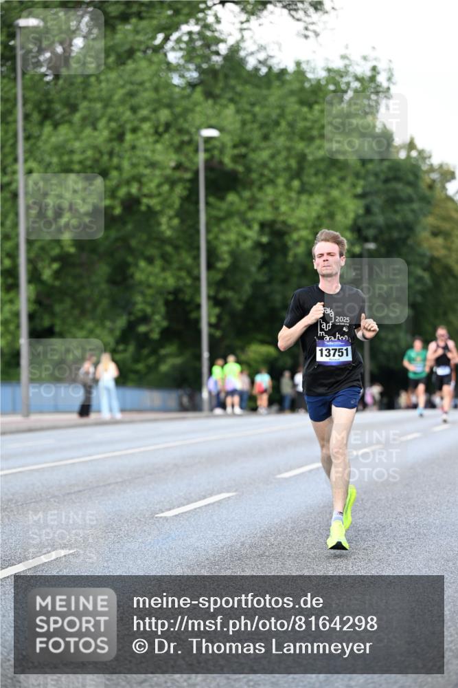 29.06.2025 - hella hamburg halbmarathon Dr. Thomas Lammeyer http://msf.ph/oto/8164298 29.06.2025 09:44:50 Kennedybrücke 2892, 4128, 4571, 6559, 7862, 10780, 11194 meine-sportfotos.de