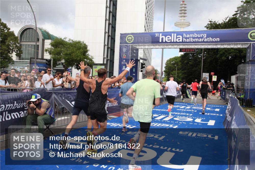 29.06.2025 - hella hamburg halbmarathon Michael Strokosch http://msf.ph/oto/8164322 29.06.2025 10:33:53 Ziel 1743, 2228, 2243, 2746, 4246, 5193, 10865, 13771, 14310, 14466, 16243 meine-sportfotos.de