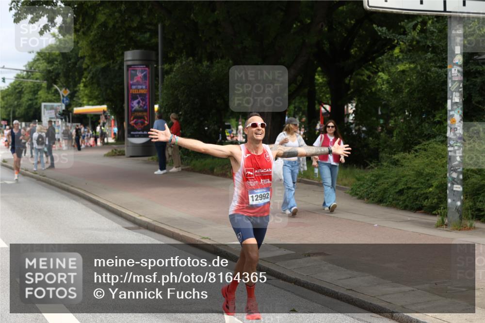 29.06.2025 - hella hamburg halbmarathon Yannick Fuchs http://msf.ph/oto/8164365 29.06.2025 10:22:06 20KM 1065, 1577, 5344, 9079, 10848, 12641, 12992, 13780, 14019, 15023, 15671, 18124, 19050 meine-sportfotos.de