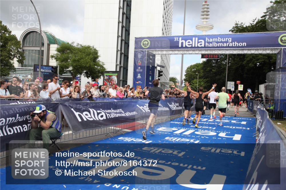 29.06.2025 - hella hamburg halbmarathon Michael Strokosch http://msf.ph/oto/8164372 29.06.2025 10:33:54 Ziel 1743, 2228, 2243, 2746, 4246, 5193, 10865, 13771, 14310, 14466, 16243 meine-sportfotos.de