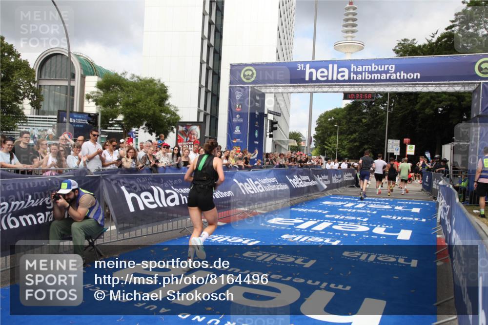 29.06.2025 - hella hamburg halbmarathon Michael Strokosch http://msf.ph/oto/8164496 29.06.2025 10:33:57 Ziel 1743, 2243, 10865, 13771, 14310, 14466, 15500, 16243 meine-sportfotos.de