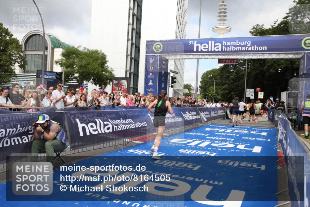 29.06.2025 - hella hamburg halbmarathon Michael Strokosch http://msf.ph/oto/8164505 29.06.2025 10:33:57 Ziel 1743, 2243, 10865, 13771, 14310, 14466, 15500, 16243 meine-sportfotos.de