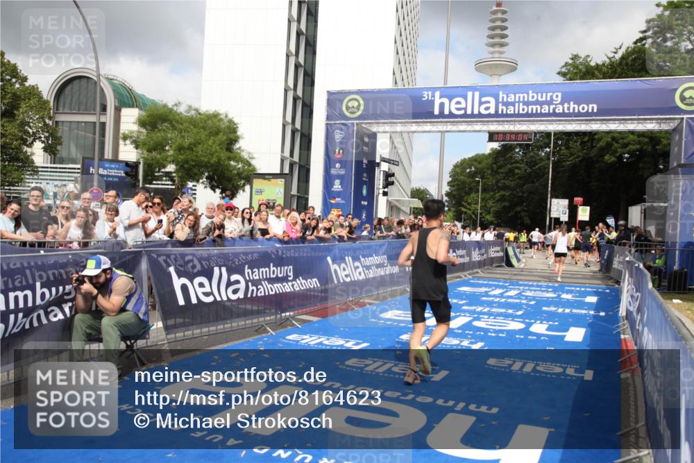 29.06.2025 - hella hamburg halbmarathon Michael Strokosch http://msf.ph/oto/8164623 29.06.2025 10:34:03 Ziel 9345, 9519, 11227, 13493, 13494, 14448, 15268, 15500, 17877 meine-sportfotos.de