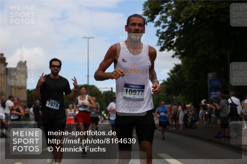 29.06.2025 - hella hamburg halbmarathon Yannick Fuchs http://msf.ph/oto/8164639 29.06.2025 11:18:06 20KM 1131, 1269, 1939, 2886, 2901, 3837, 4395, 4834, 5035, 5063, 5079, 5322, 6977, 7169, 7188, 7190, 7248, 7370, 7672, 7891, 7978, 8085, 8892, 9259, 9635, 9714, 9788, 10162, 10977, 11792, 11803, 13366, 13386, 13453, 13500, 13584, 14024, 14055, 14240, 14633, 14901, 14903, 15343, 15404, 15569, 16154, 16586, 16600, 16781, 16791, 16833, 16991, 17559, 17699, 18007, 18046, 18362, 18417, 18620 meine-sportfotos.de