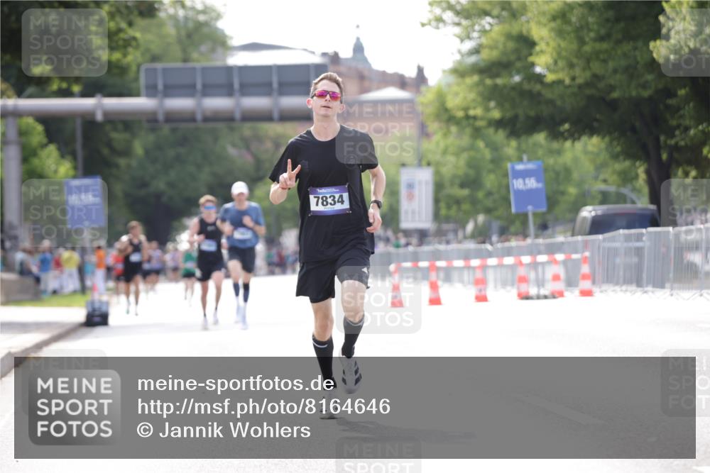 29.06.2025 - hella hamburg halbmarathon Jannik Wohlers http://msf.ph/oto/8164646 29.06.2025 09:40:41 Lombardsbrücke 7834, 14360, 14766, 15526 meine-sportfotos.de