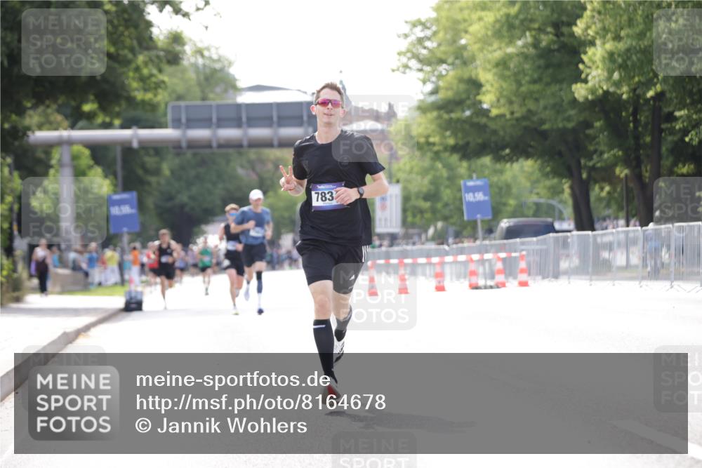 29.06.2025 - hella hamburg halbmarathon Jannik Wohlers http://msf.ph/oto/8164678 29.06.2025 09:40:41 Lombardsbrücke 7834, 14360, 14766, 15526 meine-sportfotos.de