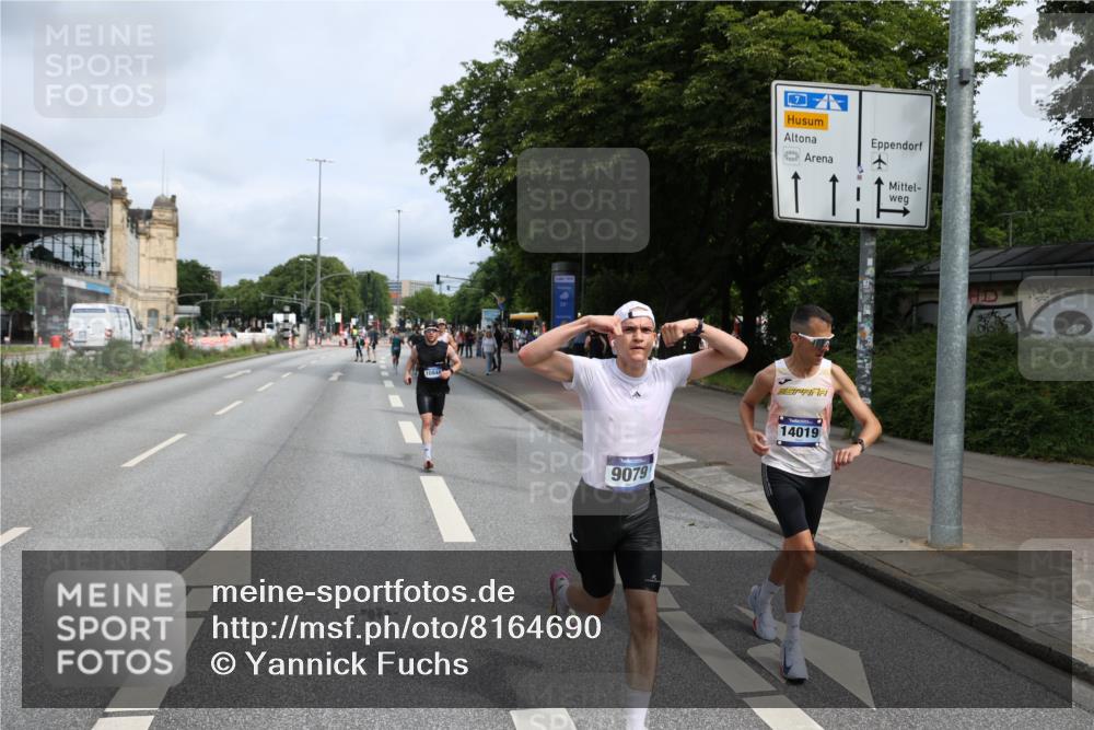 29.06.2025 - hella hamburg halbmarathon Yannick Fuchs http://msf.ph/oto/8164690 29.06.2025 10:22:17 20KM 1065, 1577, 5344, 9079, 9097, 10848, 13956, 14019, 14828, 15023, 15136, 15671, 18037, 18124, 19050 meine-sportfotos.de