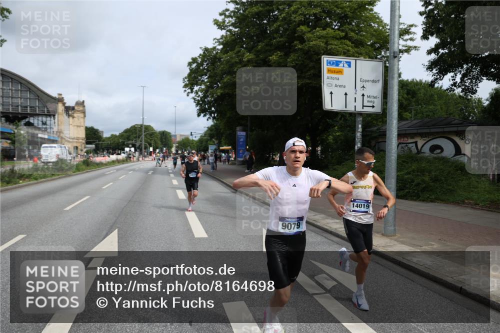 29.06.2025 - hella hamburg halbmarathon Yannick Fuchs http://msf.ph/oto/8164698 29.06.2025 10:22:18 20KM 1065, 1577, 5344, 9079, 9097, 10848, 13956, 14019, 14828, 15023, 15136, 15671, 18037, 18124, 19050 meine-sportfotos.de