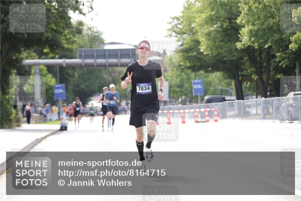 29.06.2025 - hella hamburg halbmarathon Jannik Wohlers http://msf.ph/oto/8164715 29.06.2025 09:40:41 Lombardsbrücke 7834, 14360, 14766, 15526 meine-sportfotos.de